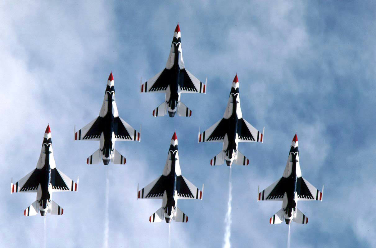 Thunderbirds doing maneuver