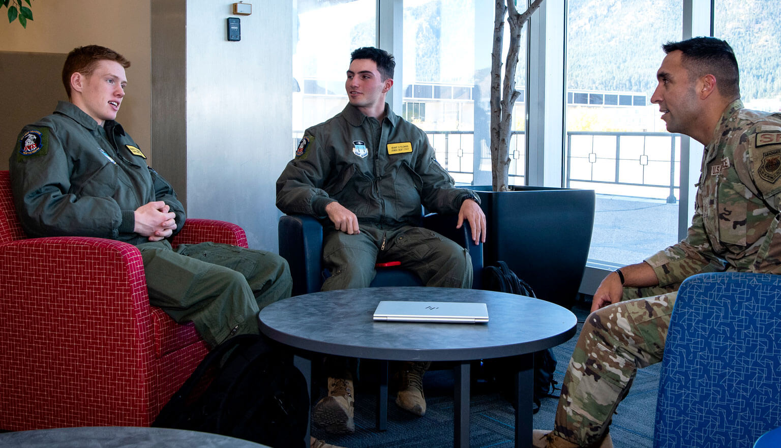 Cadets speaking with an active duty Airman.