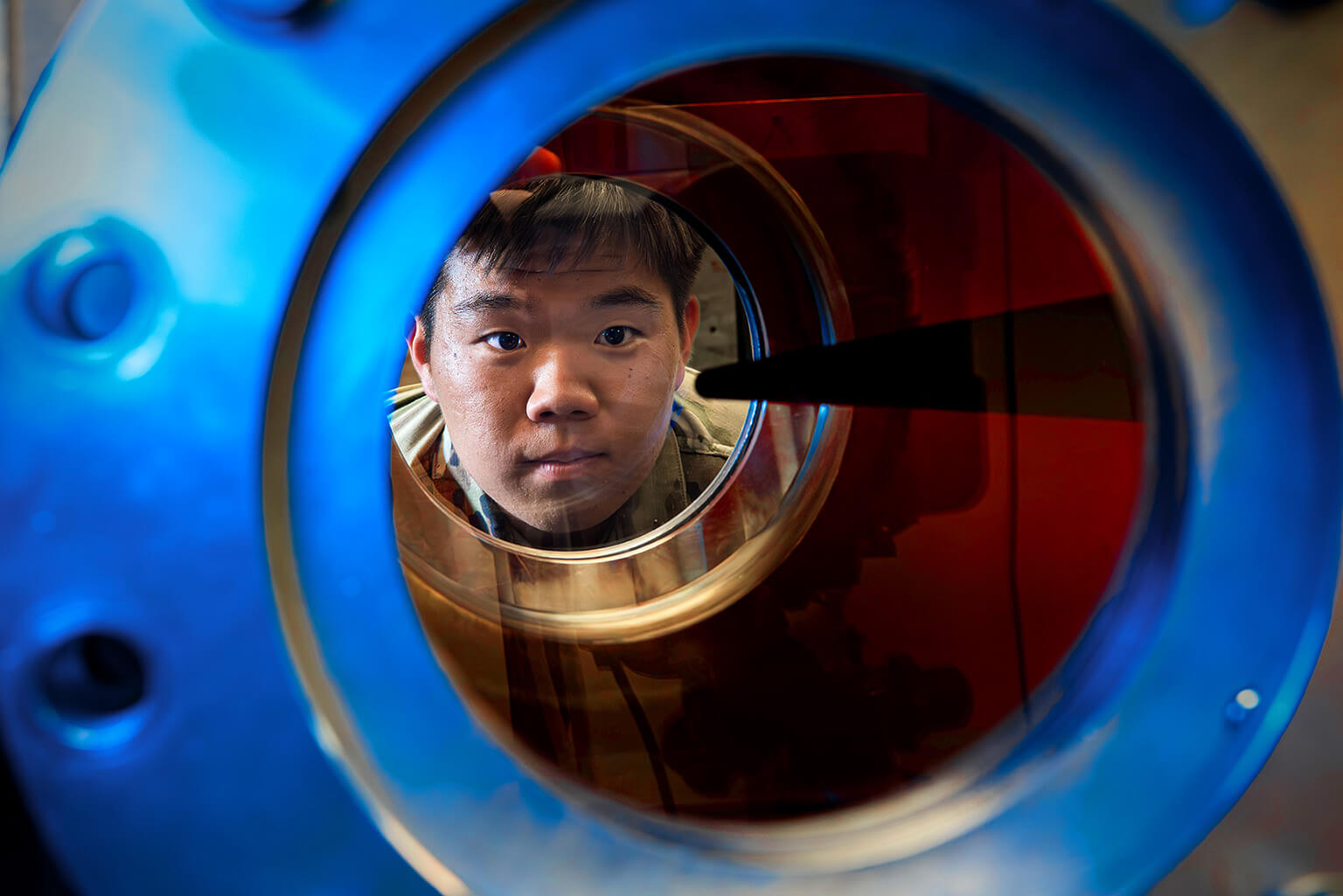 Cadet peering through window of Ludwieg Tube