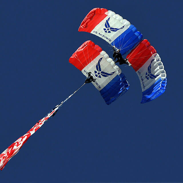 Ficheiro:USN parachute demo team at Minot AFB.jpg – Wikipédia, a